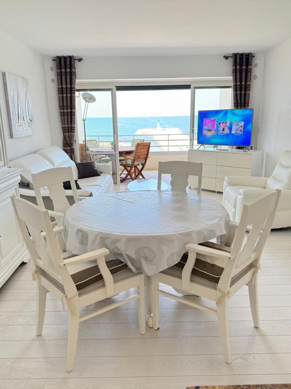 Natural landscape, TV and multimedia, Living room, Seating area, Dining area, Beach, Sea view