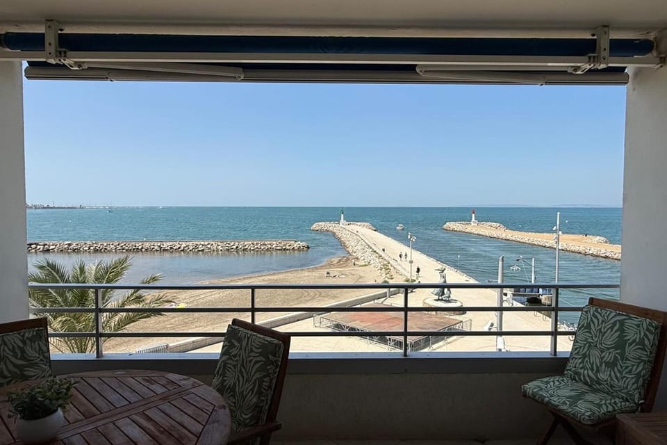 Day, Natural landscape, View (from property/room), Balcony/Terrace, Living room, Seating area, Beach, Sea view
