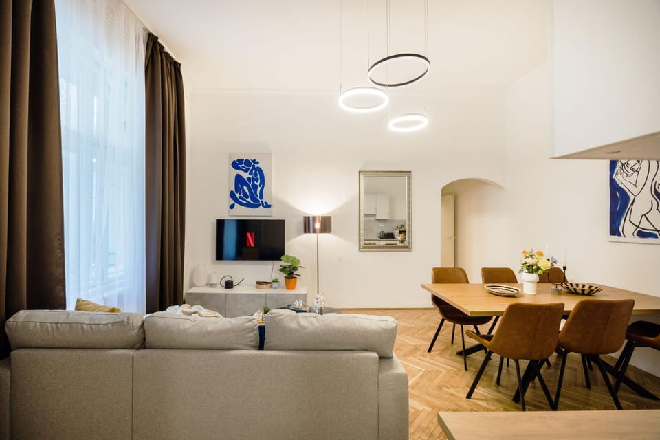 TV and multimedia, Living room, Seating area, Evening entertainment