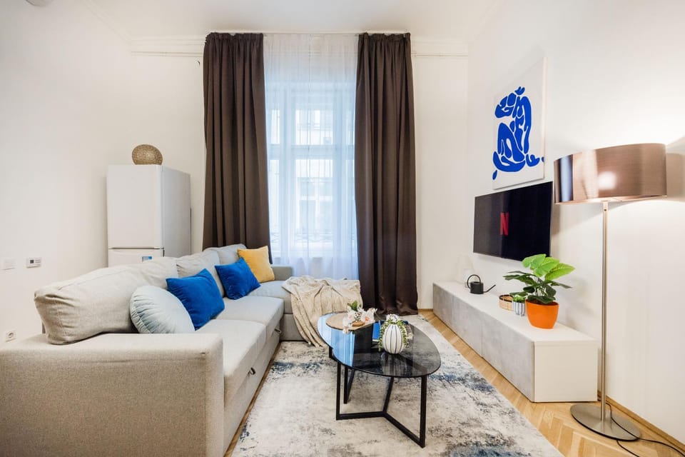 TV and multimedia, Living room, Evening entertainment
