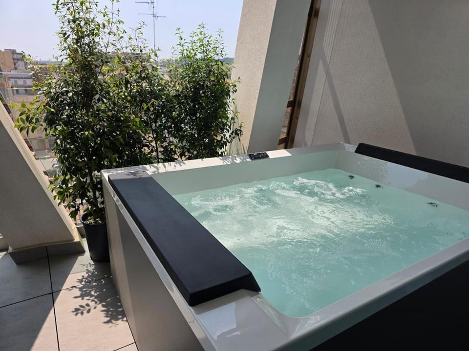 Hot Tub, Hot Tub, Pool view, Swimming pool