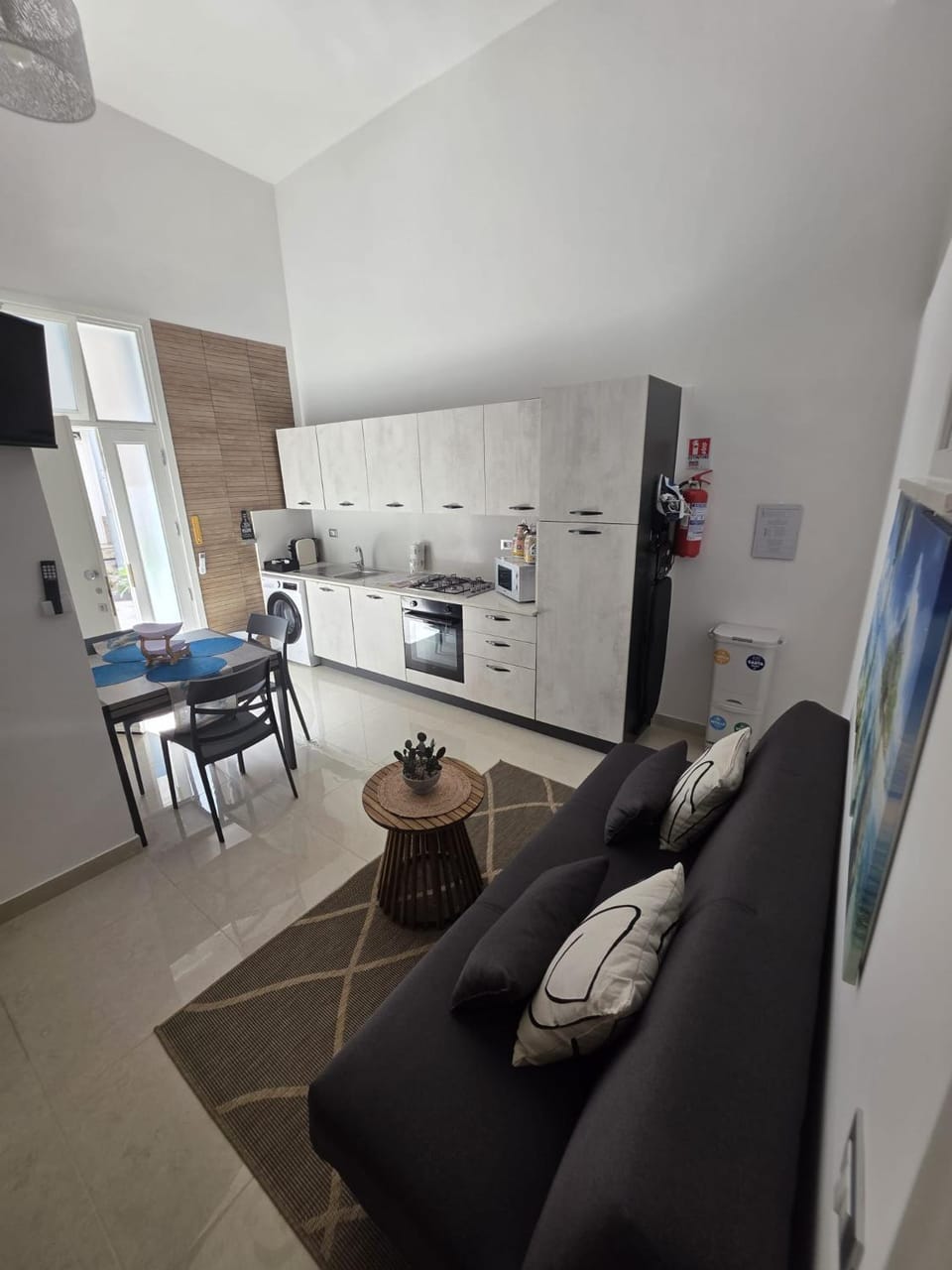 TV and multimedia, Kitchen or kitchenette, Living room, Seating area, Dining area, minibar, oven, pet friendly, stove, toaster