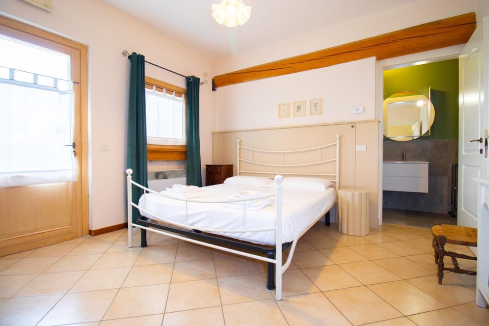 Bedroom, air conditioner