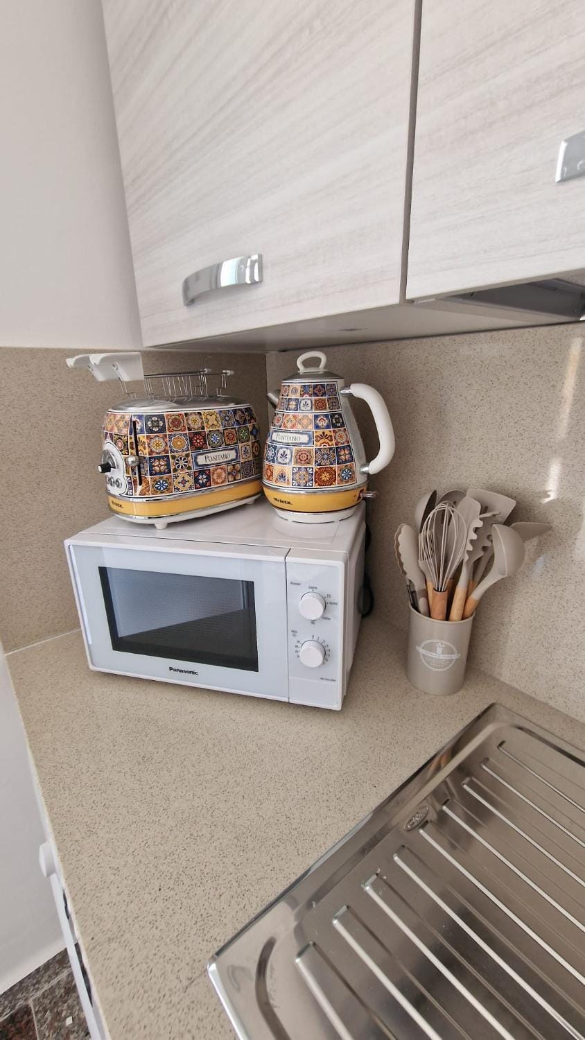 Coffee/tea facilities, Kitchen or kitchenette, minibar, oven, pet friendly, stove, toaster
