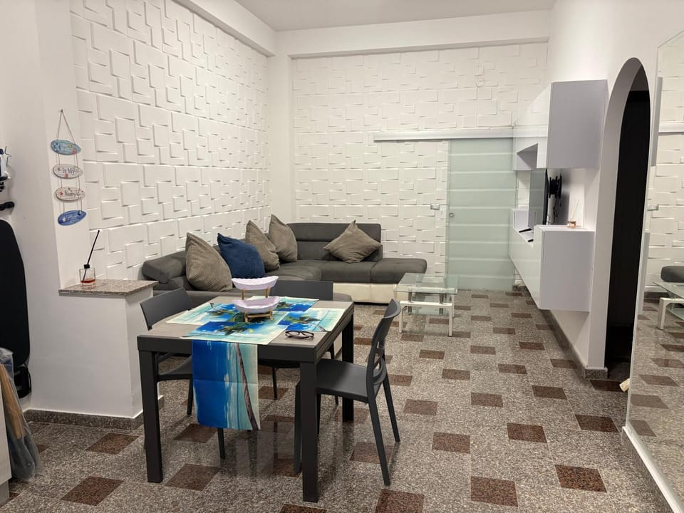 TV and multimedia, Kitchen or kitchenette, Living room, Seating area, Dining area