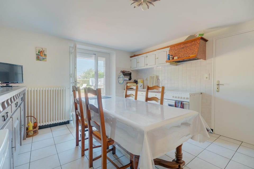 Property building, Kitchen or kitchenette, Living room