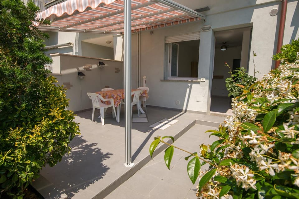 Property building, Patio, Spring, Day, Garden, View (from property/room), Balcony/Terrace, Dining area, Garden view