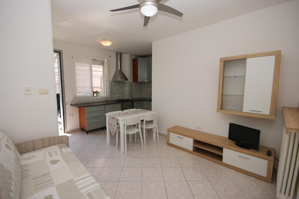 Communal lounge/ TV room, Bed, TV and multimedia, Photo of the whole room, Evening entertainment