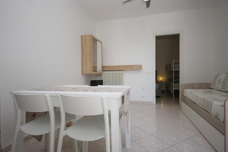 Bed, Kitchen or kitchenette, Living room, Seating area, Dining area