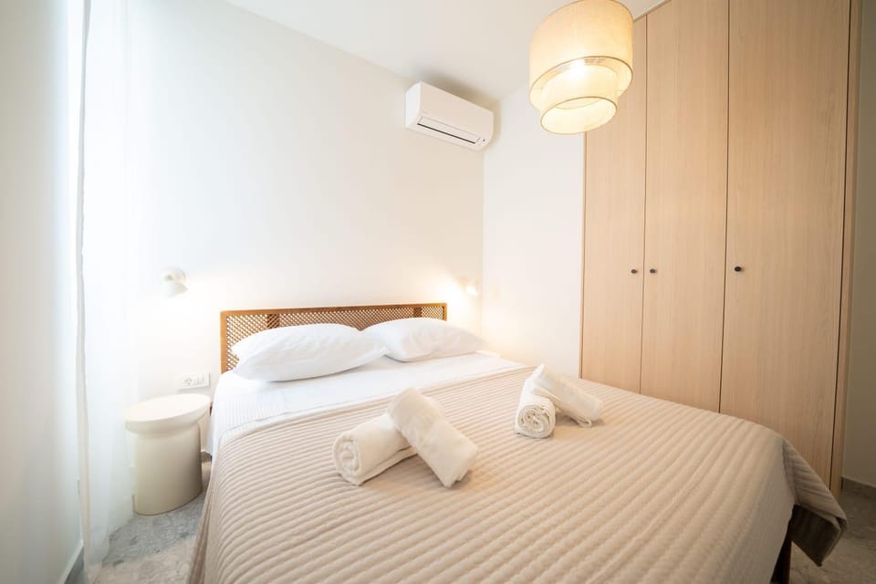 Bed, Photo of the whole room, Bedroom, towels, wardrobe, air conditioner