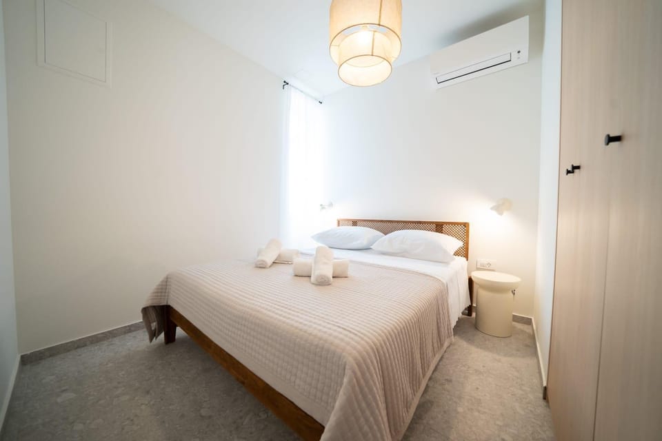 Bed, Photo of the whole room, Bedroom, towels, wardrobe, air conditioner