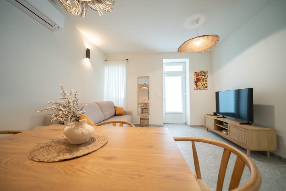 TV and multimedia, Living room, Seating area, Dining area