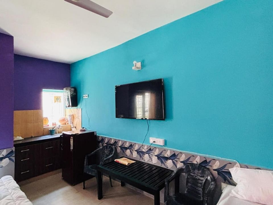 TV and multimedia, Living room, Seating area, Bedroom