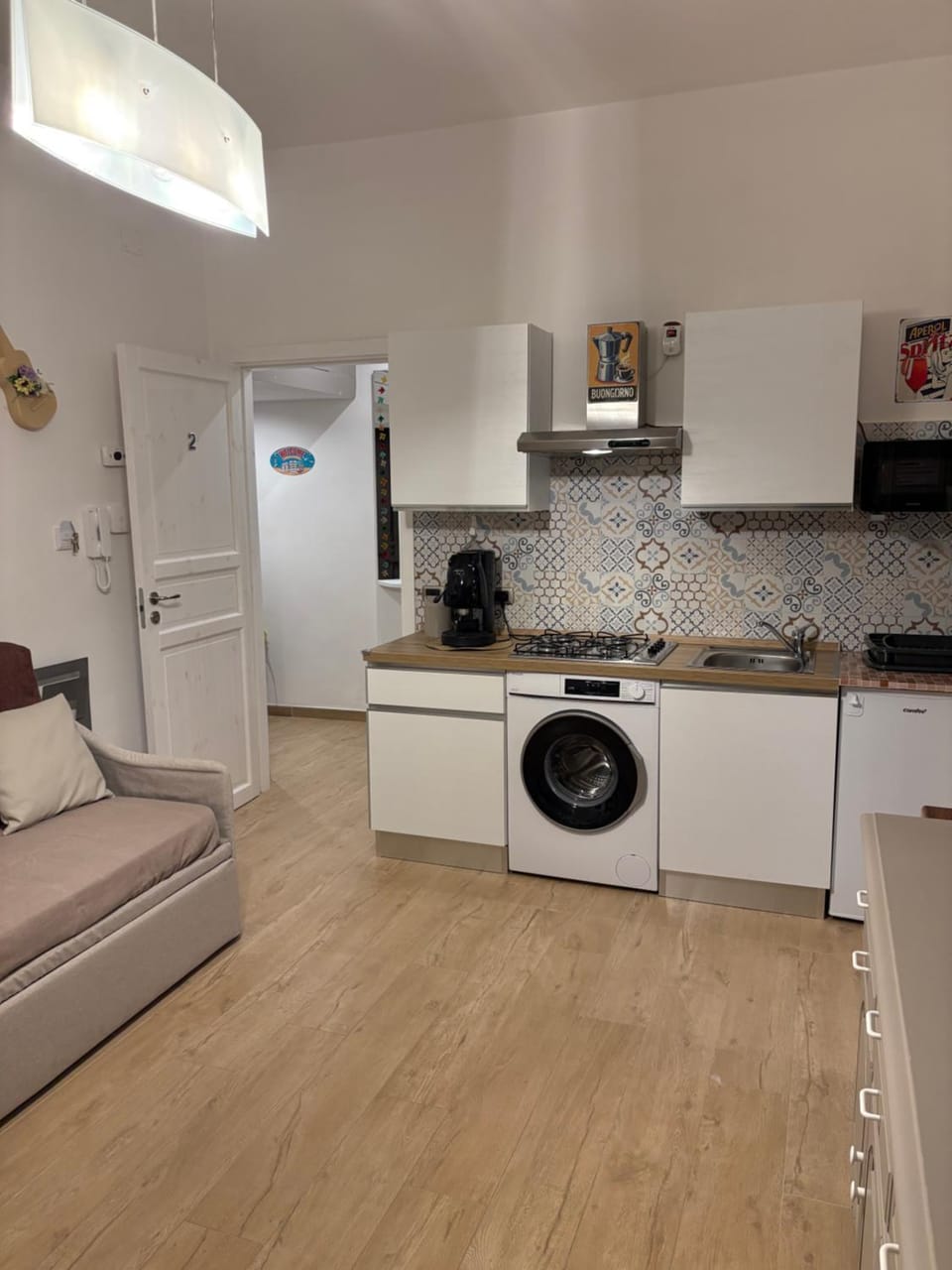 Kitchen or kitchenette, Seating area, minibar, stove, washing machine