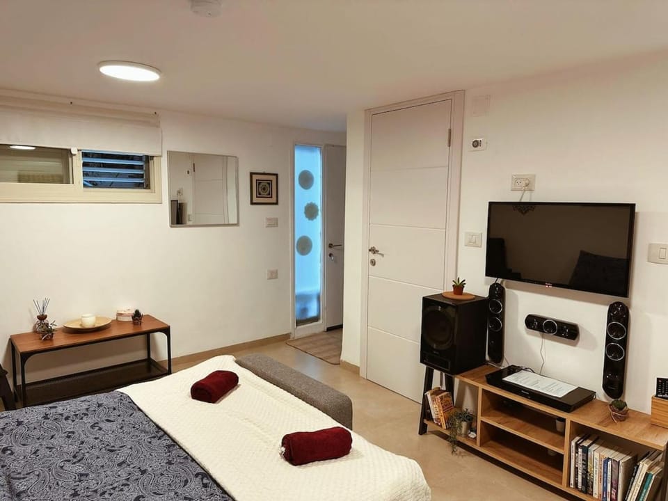 Garden of Eden Accommodation Unit in the heart of Carmel Apartment in Haifa