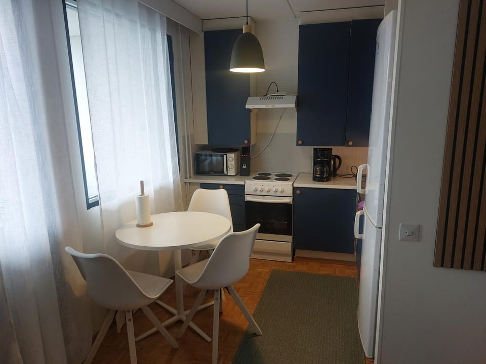 Coffee/tea facilities, Kitchen or kitchenette, Dining area, microwave, oven