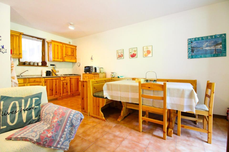 Kitchen or kitchenette, Living room, Seating area, Dining area, pet friendly, stove