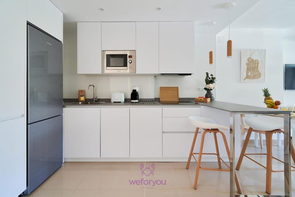 Coffee/tea facilities, Kitchen or kitchenette, Dining area, stove, toaster