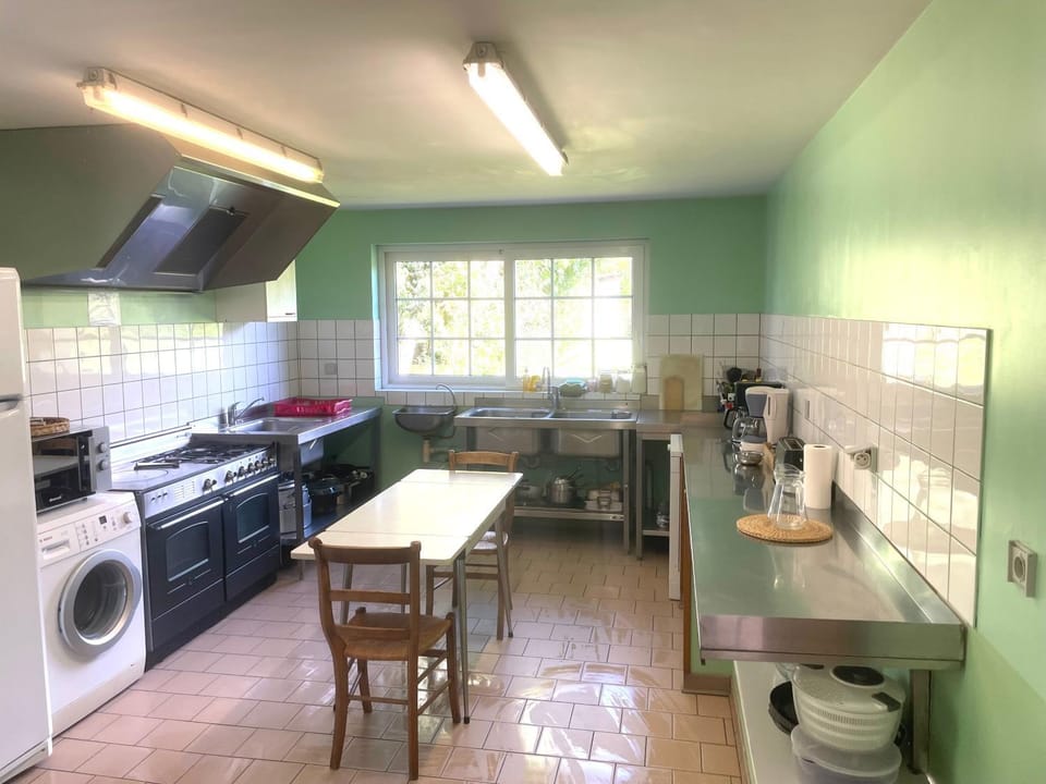 Kitchen or kitchenette, Dining area, dishwasher, oven, pet friendly, stove, toaster, washing machine