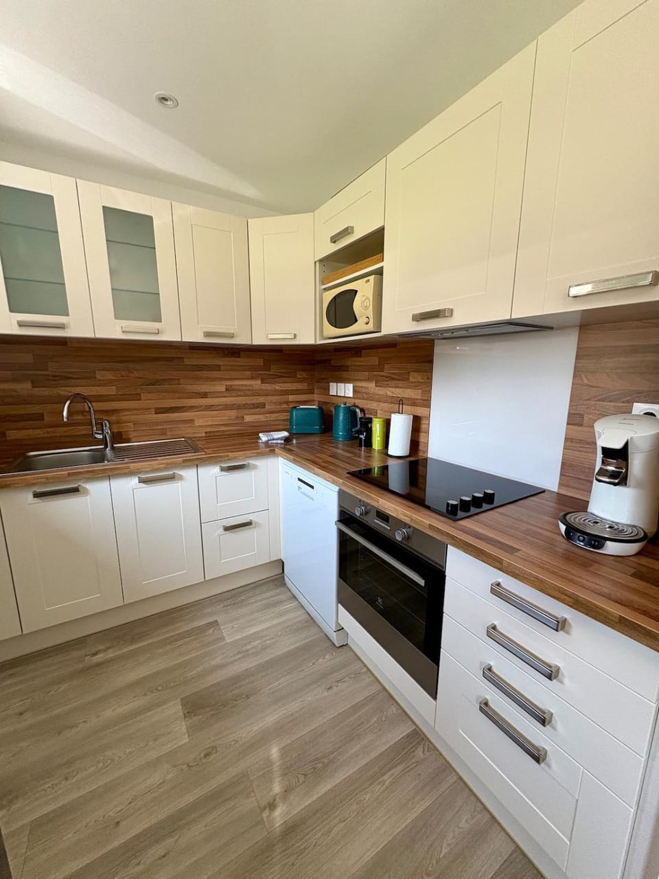 Coffee/tea facilities, Kitchen or kitchenette, dishwasher, stove, toaster