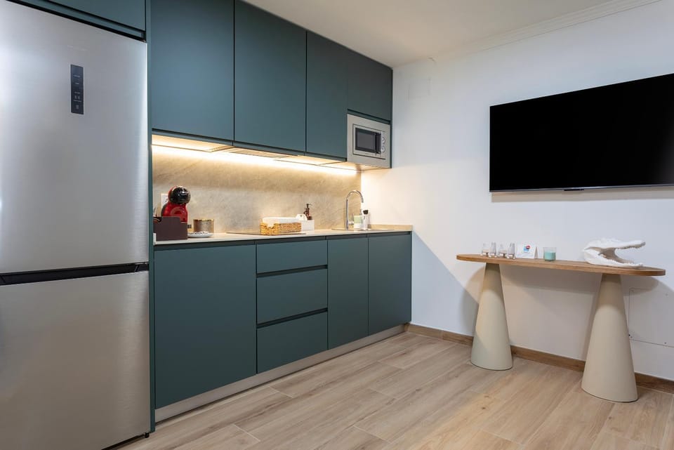 TV and multimedia, Kitchen or kitchenette, microwave