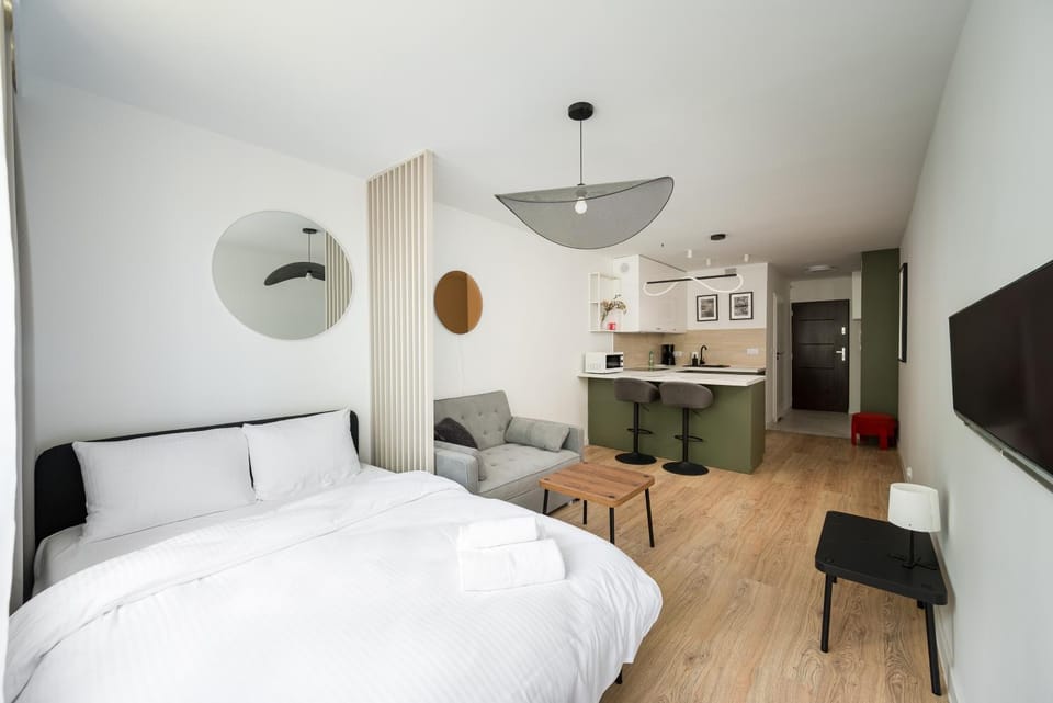 Bed, TV and multimedia, Living room, Photo of the whole room, Seating area, Bedroom