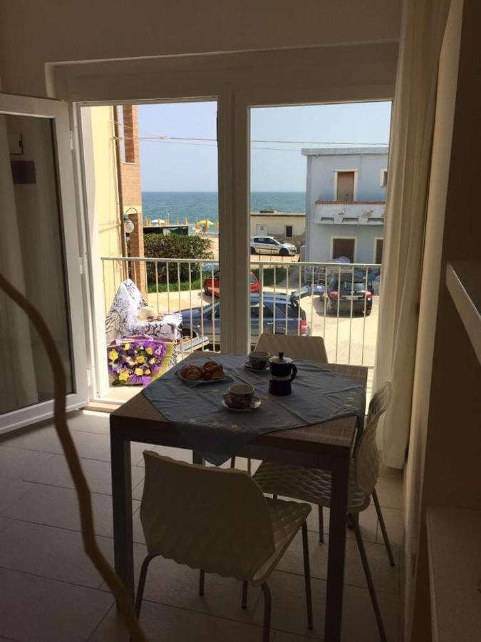 Day, Balcony/Terrace, Living room, Seating area
