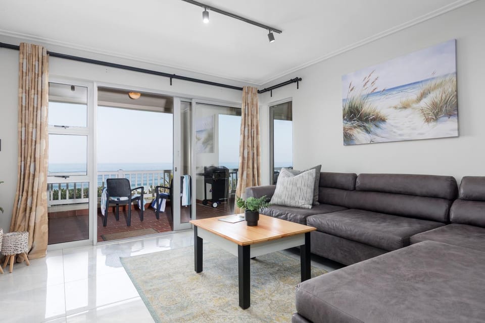 Seating area, Sea view, air conditioner