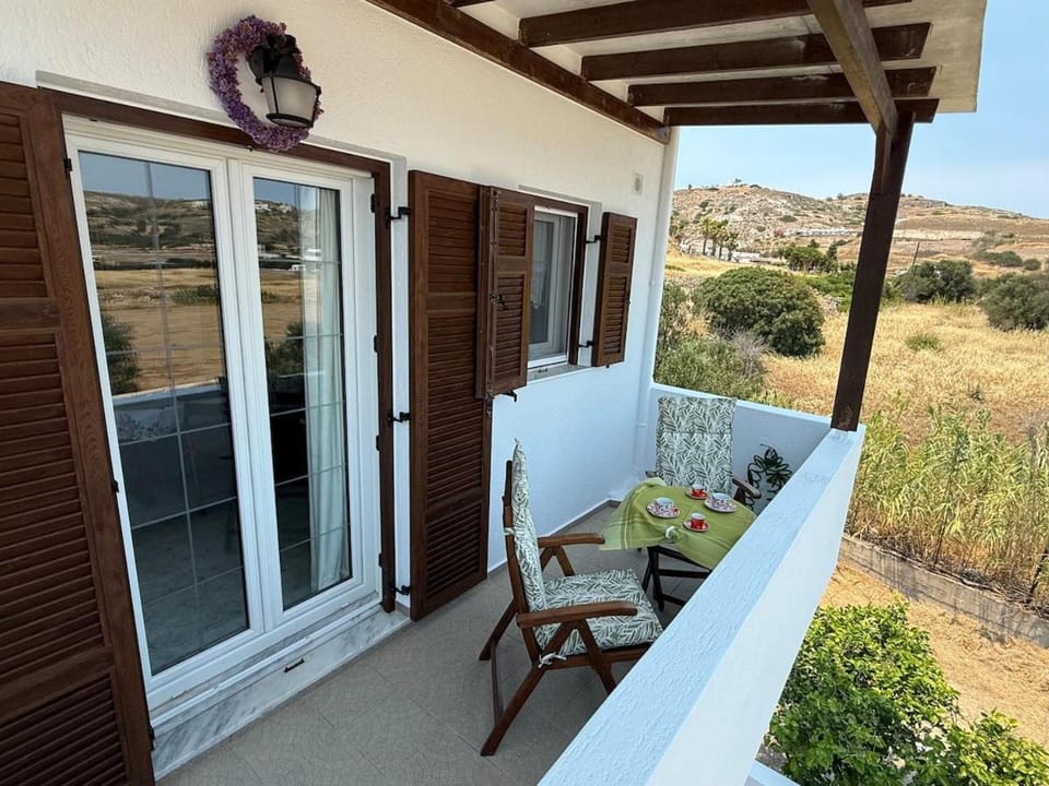 Nota's House Apartment in Milos