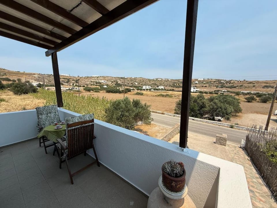 Nota's House Apartment in Milos
