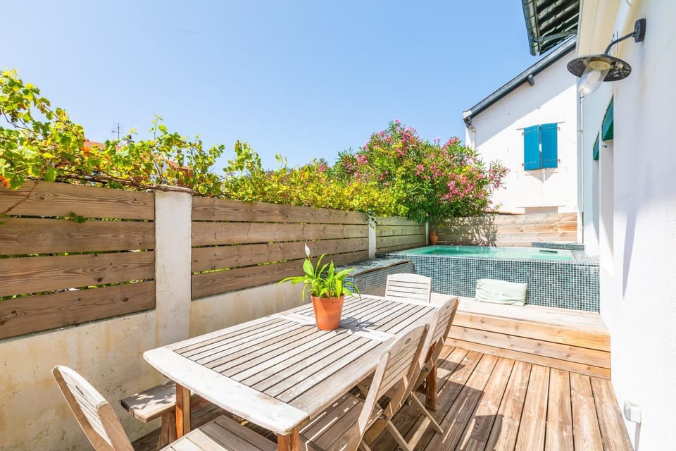 Balcony/Terrace, Dining area, Swimming pool