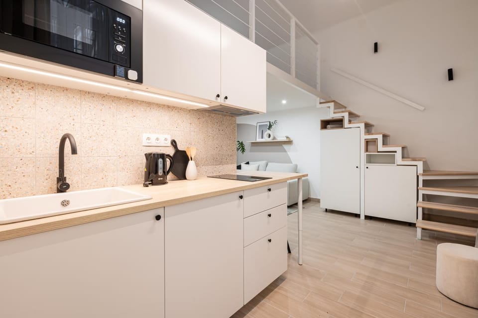 Coffee/tea facilities, Kitchen or kitchenette, Seating area, stove