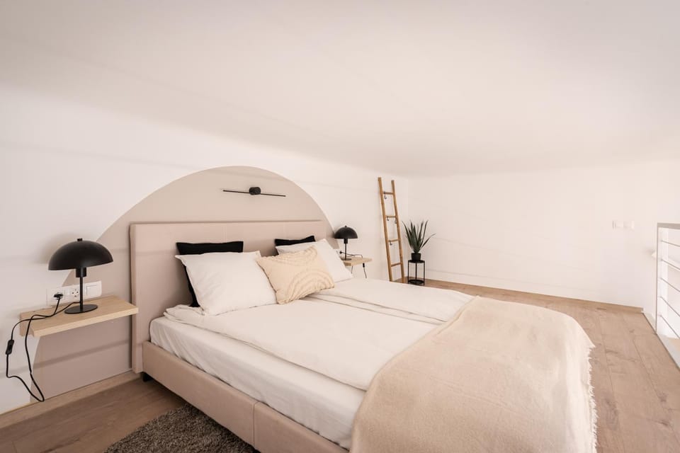 Bed, Photo of the whole room, Decorative detail, Bedroom