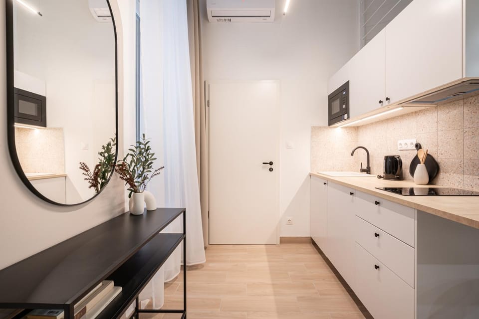 Kitchen or kitchenette, microwave, stove