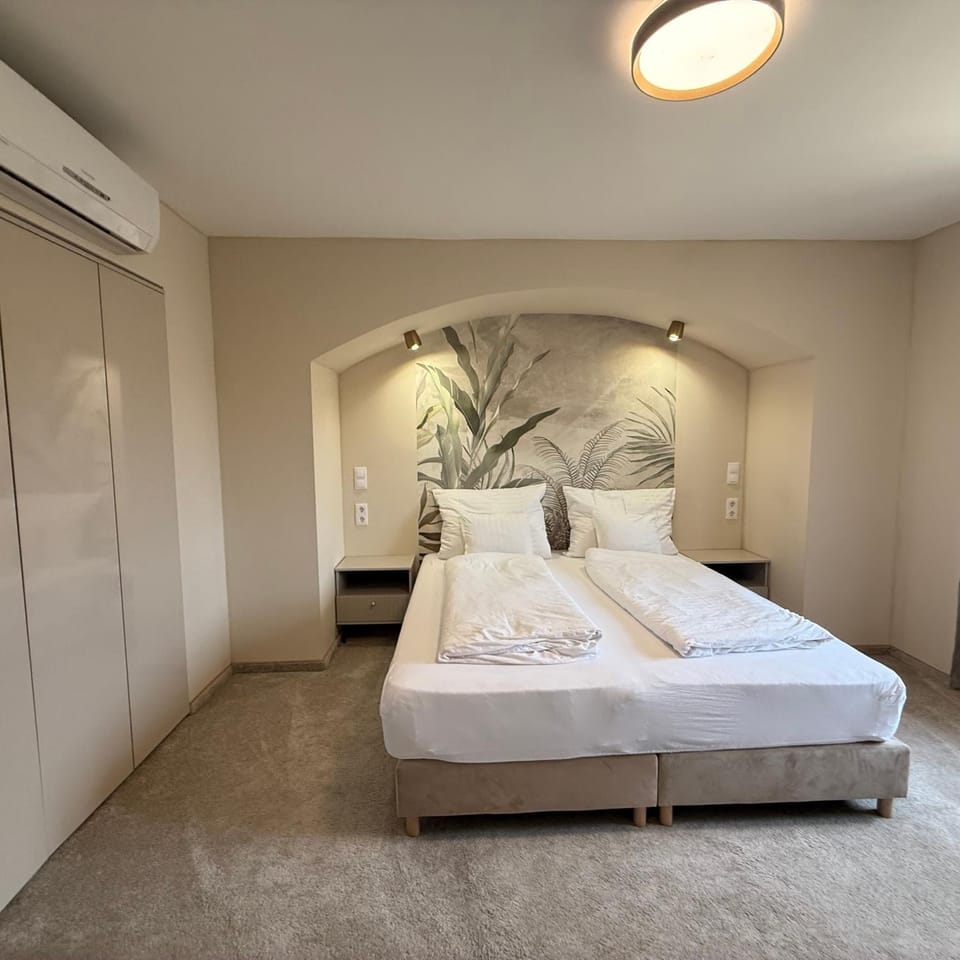 Bed, Photo of the whole room, towels, air conditioner