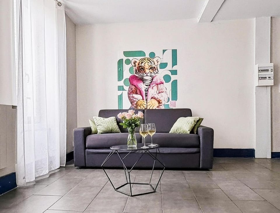 Living room, Seating area, group of guests