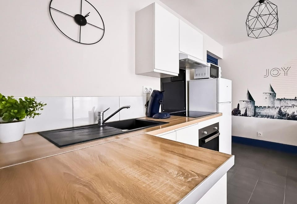 Kitchen or kitchenette, oven, stove