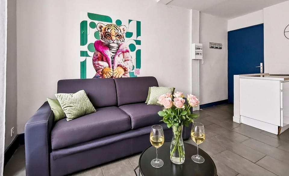 Kitchen or kitchenette, Living room, Food and drinks, Seating area, Dining area, Drinks