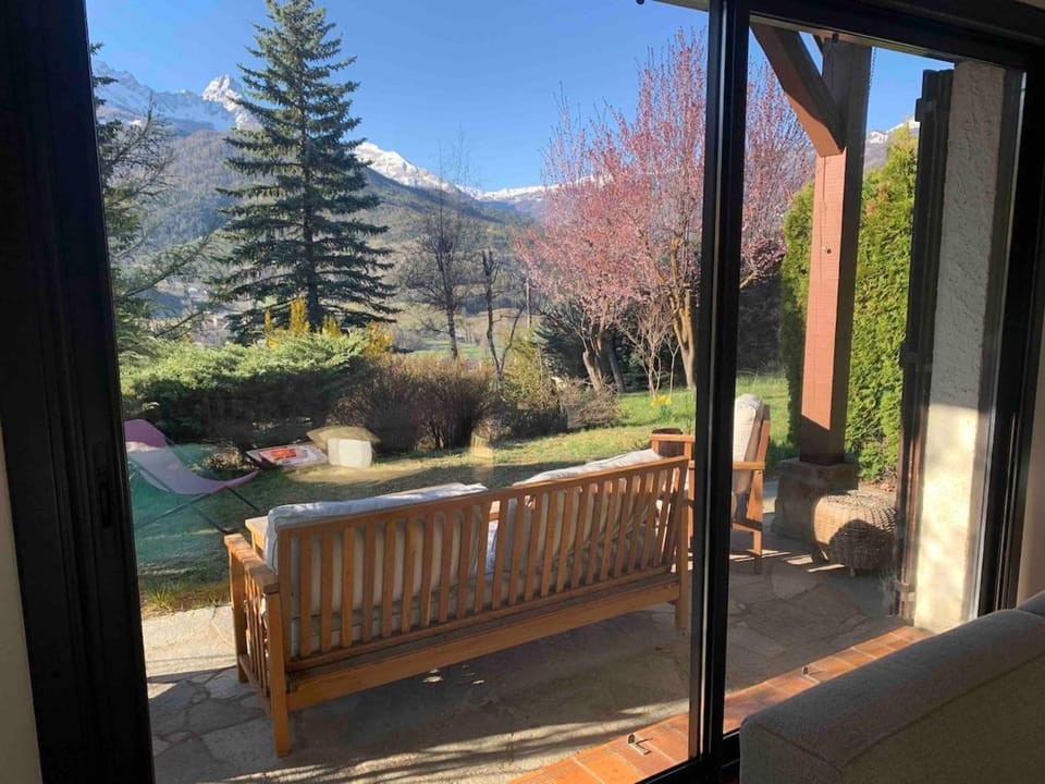 Holiday in Arles Chalet 12 personnes avec vue incroyable Chalet in Barcelonnette