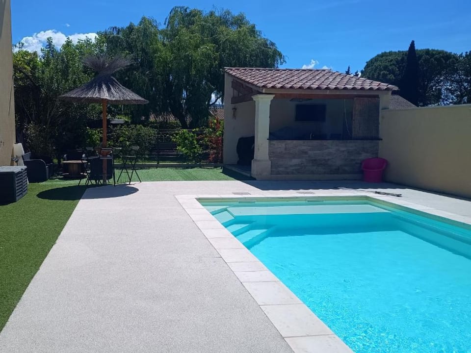 Maison villa avec piscine et spa, 6,8 ou 10 pers, meublés de tourisme 3 étoiles Villa in L'Isle-sur-la-Sorgue