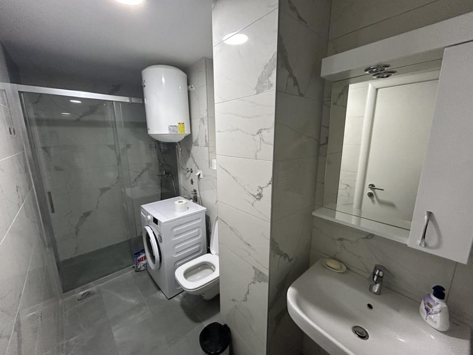 Shower, Toilet, Bathroom, towels, washing machine