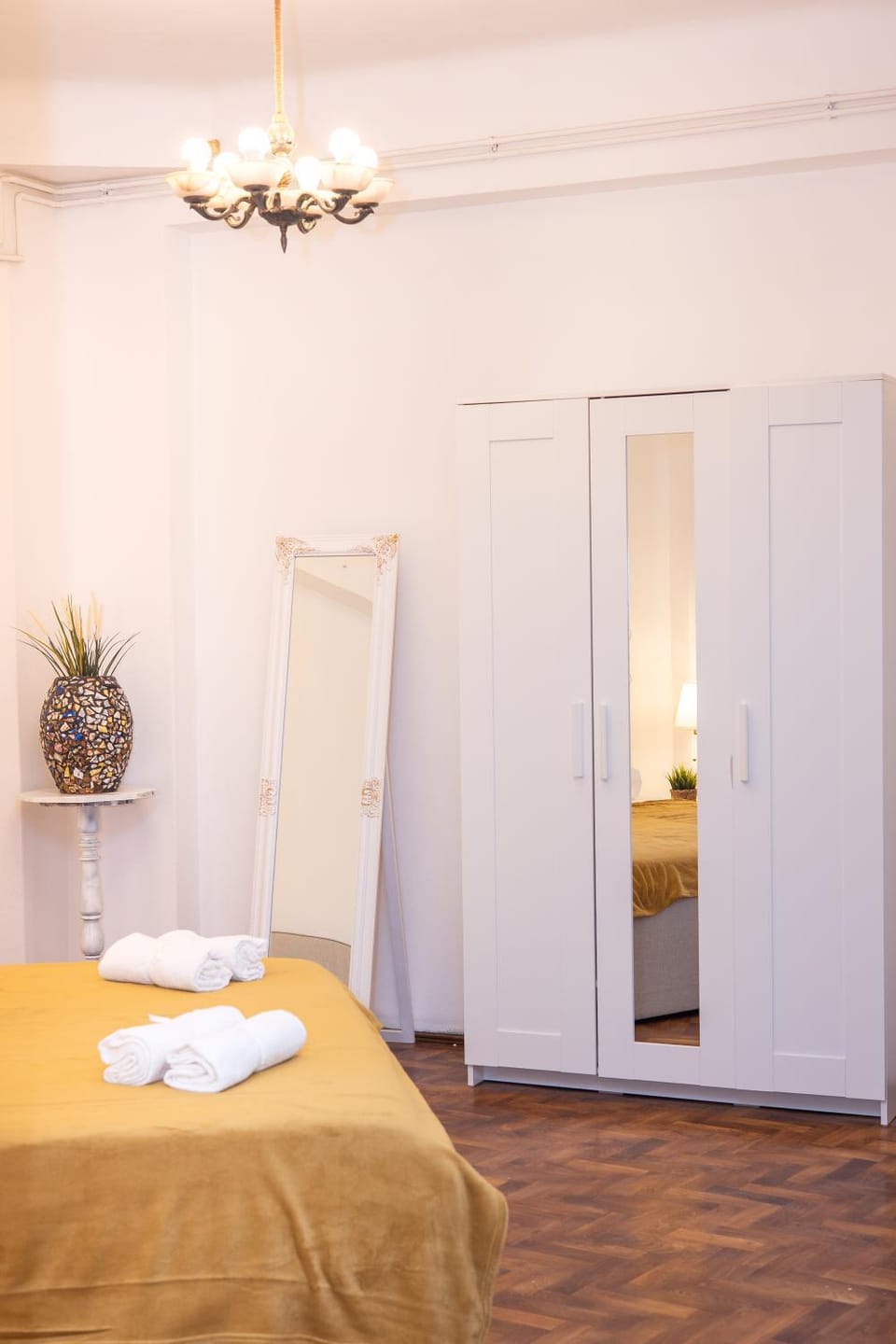 The Walter Salon Unirii - 3 Spacious Rooms and Self Check-in Apartment in Bucharest
