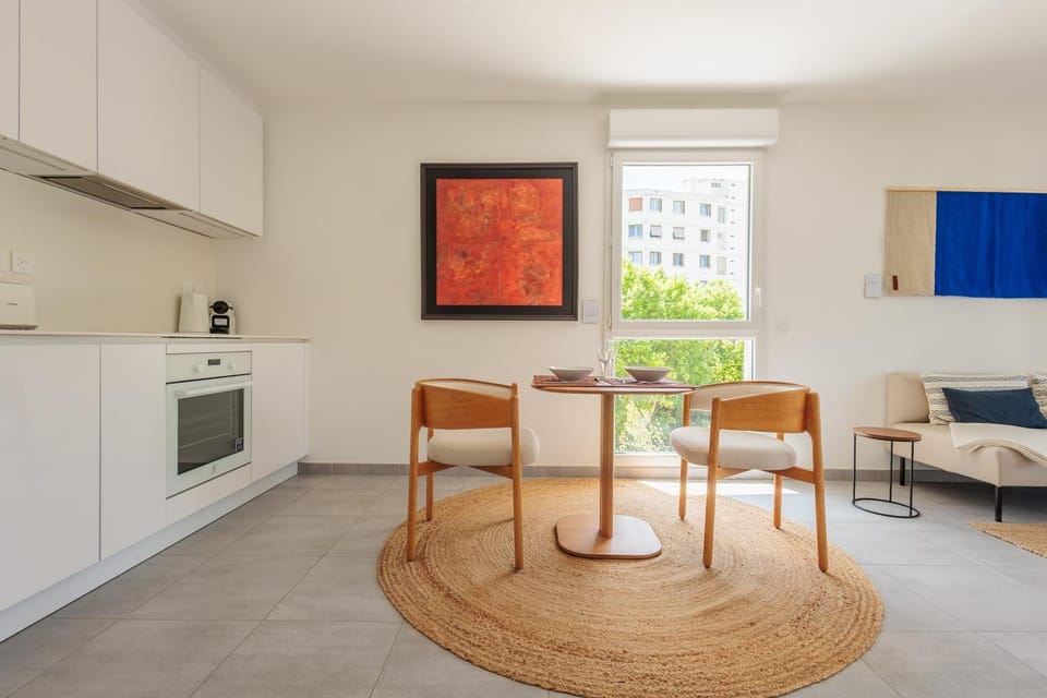 Kitchen or kitchenette, Dining area