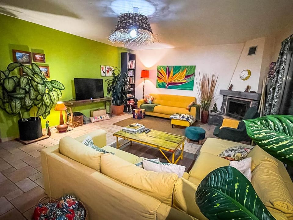 Communal lounge/ TV room, TV and multimedia, Living room, Seating area, Evening entertainment, fireplace