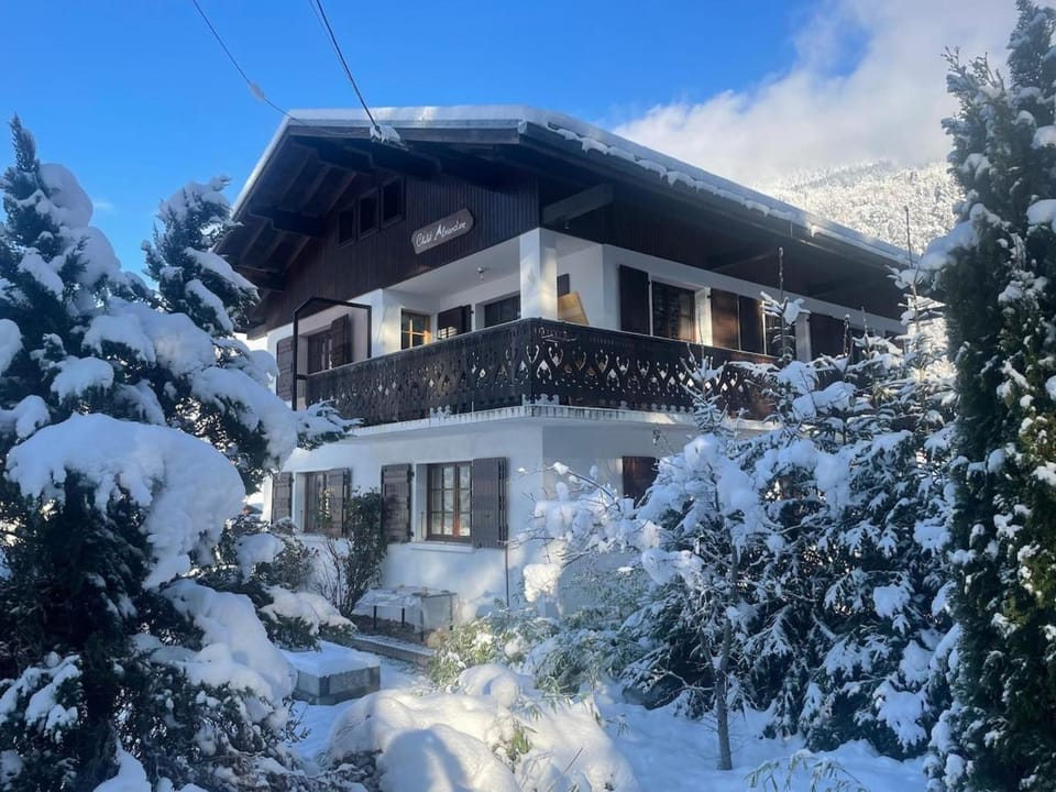 Property building, Natural landscape, Winter, Mountain view, pet friendly