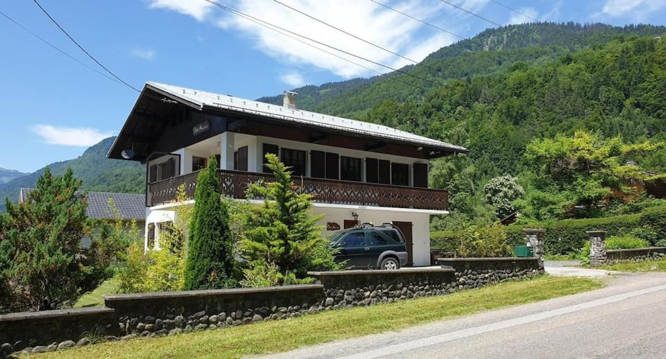 Property building, Patio, Natural landscape, Garden, Mountain view, Parking, pet friendly