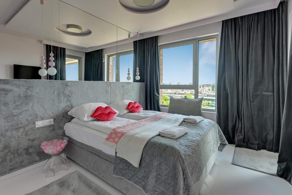Bed, TV and multimedia, Photo of the whole room, Bedroom, towels