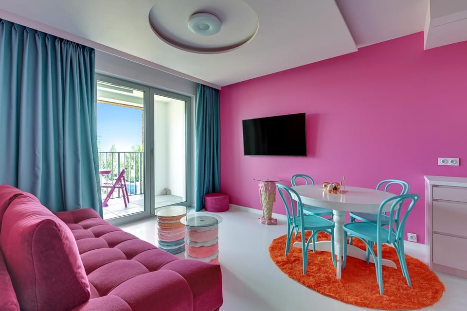 Communal lounge/ TV room, TV and multimedia, Living room, Seating area, Evening entertainment