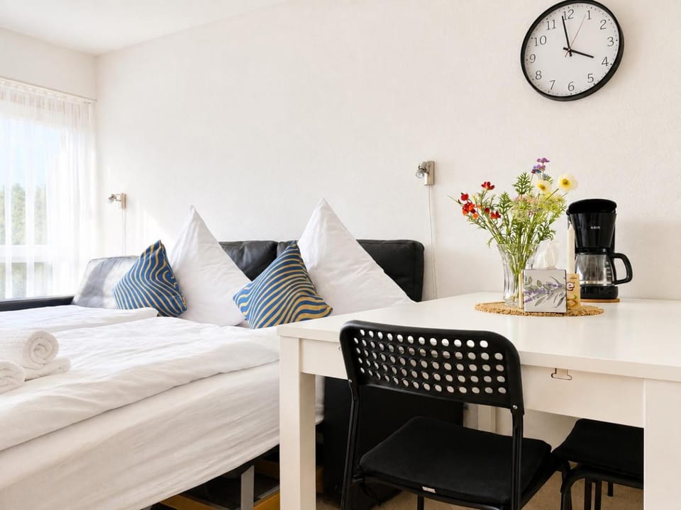Bed, Dining area