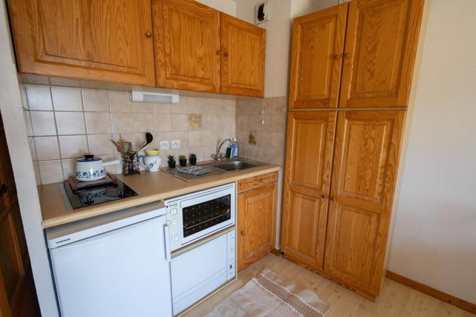 Coffee/tea facilities, Kitchen or kitchenette, oven, stove, toaster